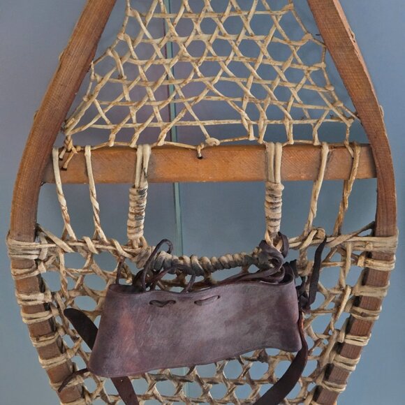 Wood and Rawhide Vintage Traditional Huron Snowshoes 43" x13.5", made in Canada - Picture 15 of 16